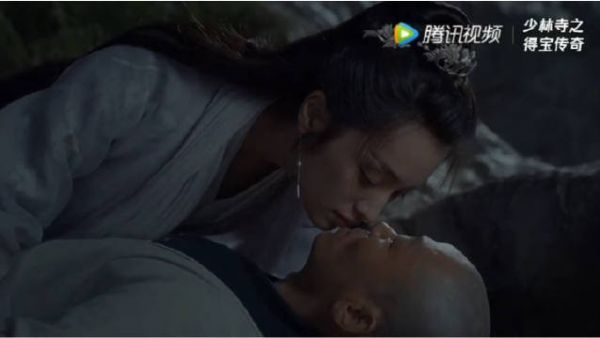我没看错吧!王宝强被索朗美淇吻到扣石头!