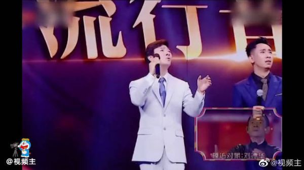 王自健搞笑模仿小哥费玉清,活着的点唱机,搞笑与艺术集于一身