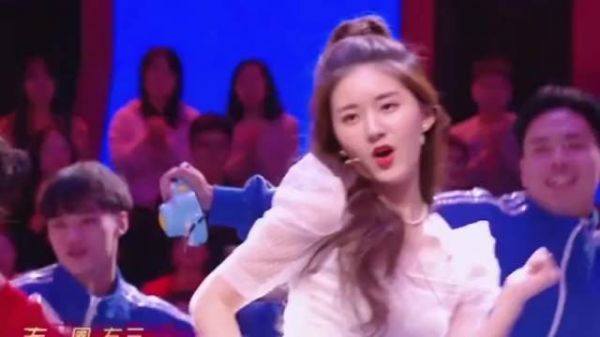 赵露思在 舞台上《健康歌》的表演真的是可可爱爱活力十足……
