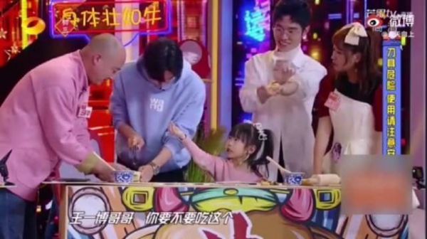 啊啊啊又是羡慕小朋友的一天，王一博就是温柔本人吧……