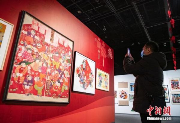 资料图:2月13日,市民在位于北京的首都博物馆内参观《新生活 新风尚 新年画》展览。该展览收录了230余幅(套)各式年画作品,为市民提供度过春节假期的好去处。 中新社记者 侯宇 摄