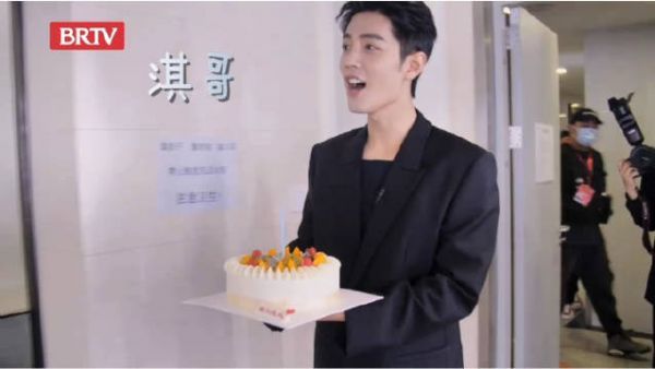 肖战摇滚风生日快乐歌️，快来和肖战一起给淇哥过生日……