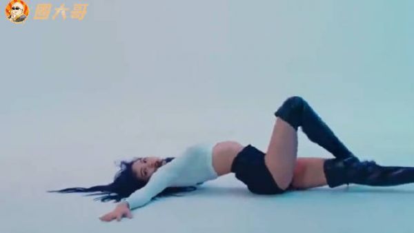 Lisa不光有火辣的身材比例……
