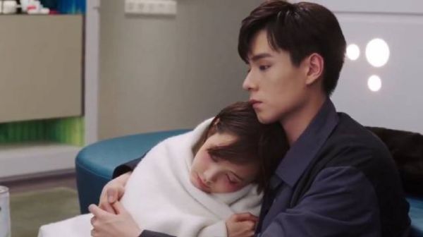 吴白真的好暖一男的,看见艾情喝多,便待在她身边为她盖上毯子……