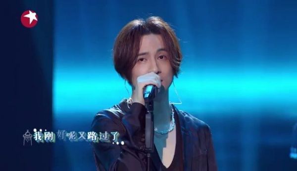 今晚《我们的歌》@薛之谦 《天外来物》的live高低音切换自如……