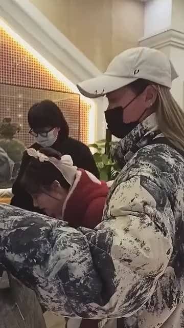 许佳琪被男子强行送花??