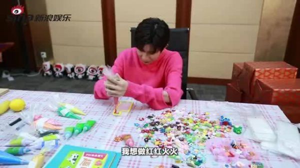 王源DIY手机壳全过程～ 小源：我想做红红火火……