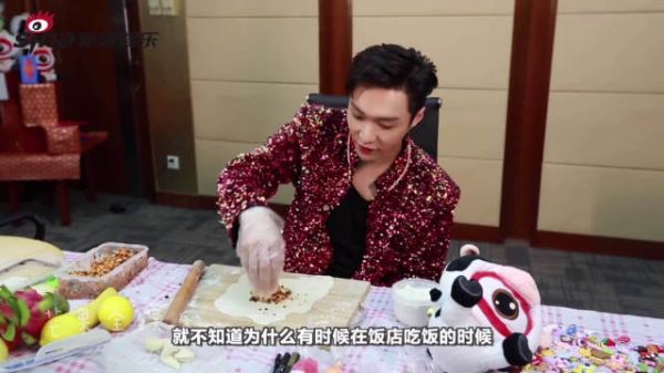 三界元老张艺兴又来包饺子啦 张艺兴：我去年包的是个老鼠啊……