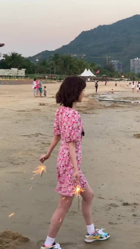 毛晓彤在海边过生日……