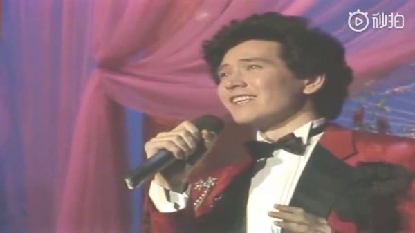1987年费翔演唱的歌曲《故乡的云》……
