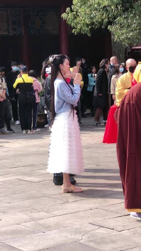 认真祈福的瑶妹儿！
