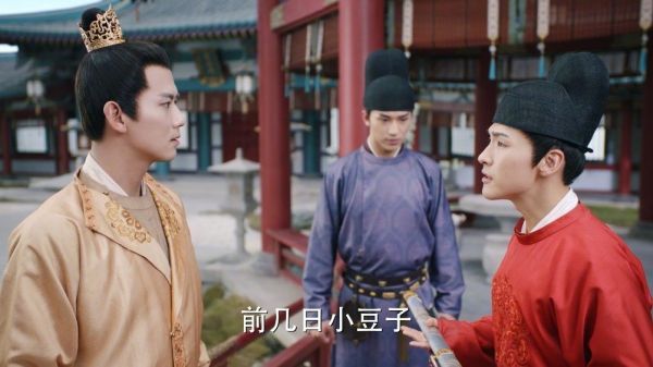 抬腿，旋转，指剑……