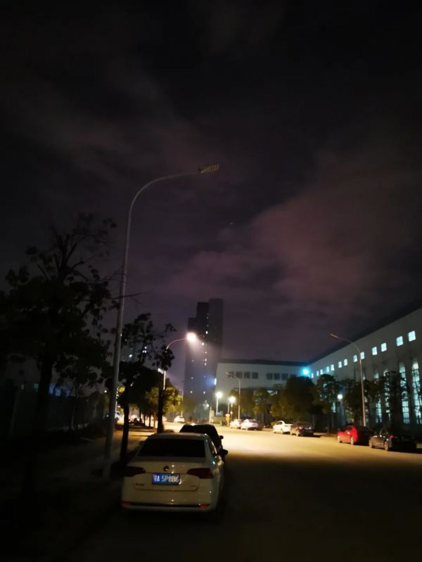 船舶园横路路灯部分点亮。杨先生供图