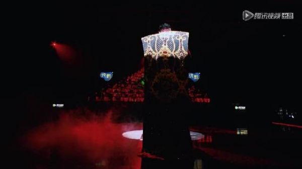 周震南创4首秀，小丑面具《C》舞台 酒红色丝绒深V外套……