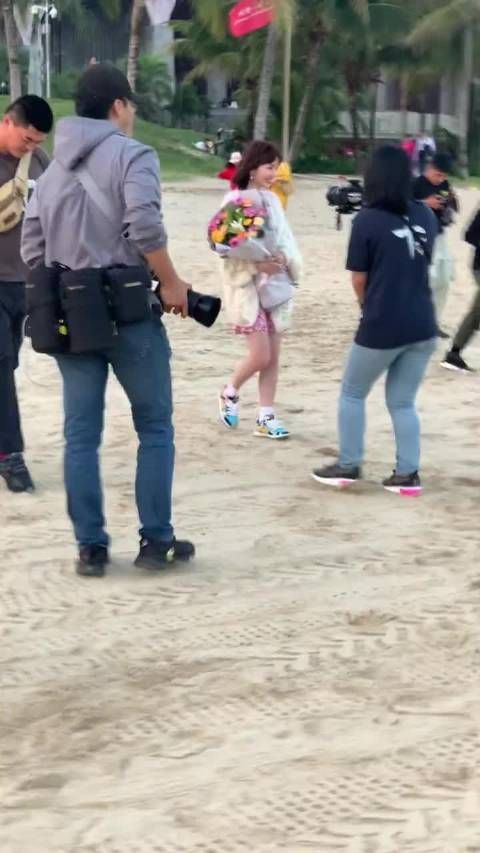 毛晓彤今天一个人在海边过生日……