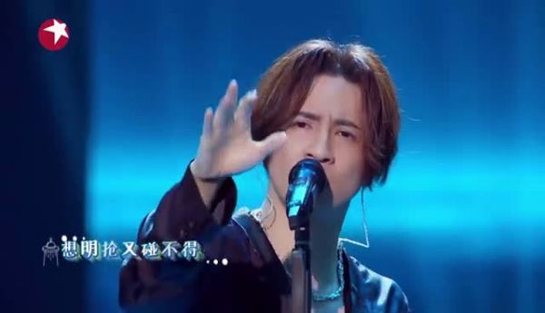 中薛之谦深情演唱 《天外来物》，高低音切换自如，感染力满满～
