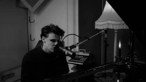 YUNGBLUD最新不插电现场《love song》!