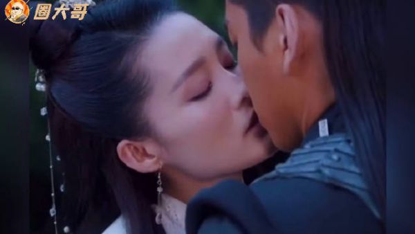 虽然两个演员在节目上只是在表演寒冷中的情侣……