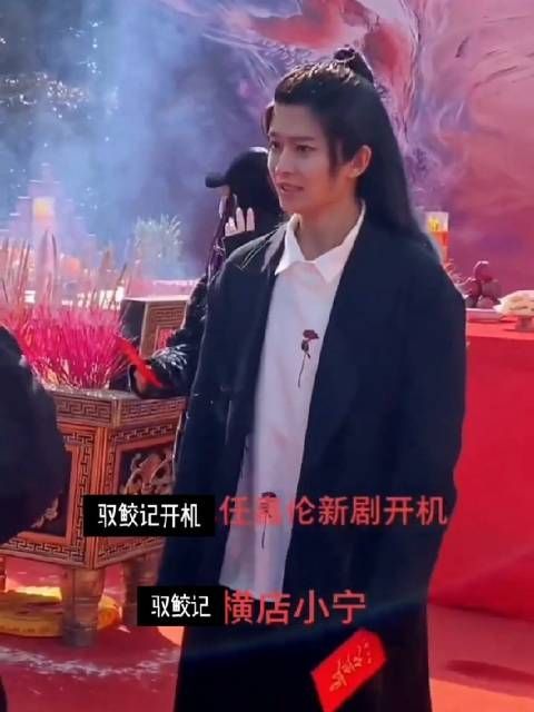 蓝白渐变色头发,好帅的大波浪