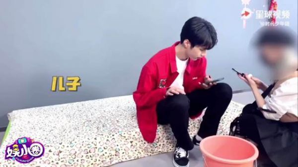 震惊!当红男团成员竟然自己吃自己jio哈哈哈哈哈哈哈哈哈哈