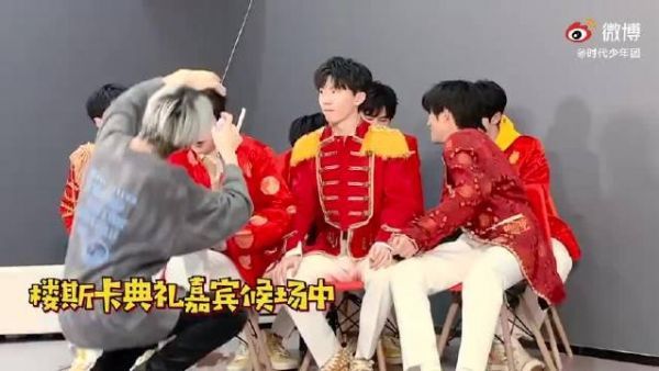 还是看看十八楼联欢晚会花絮吧… 欢乐，热闹的少年们……