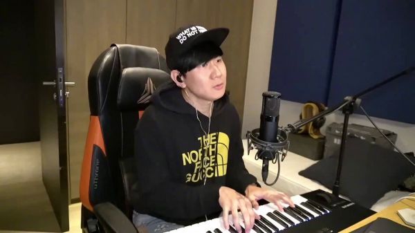 林俊杰《我不愿让你一个人》 咖啡调调版，既深情又有高音……