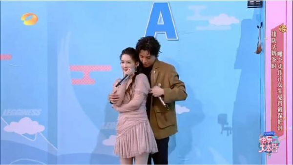 网友认为王大陆从背后抱李沁的动作很油腻……