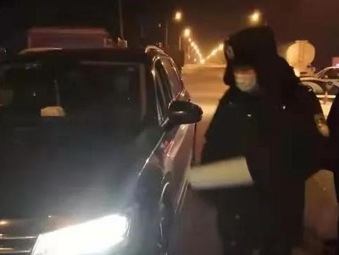　　王琦在出入城卡点进行车辆排查。（呼兰区区委宣传部供图）