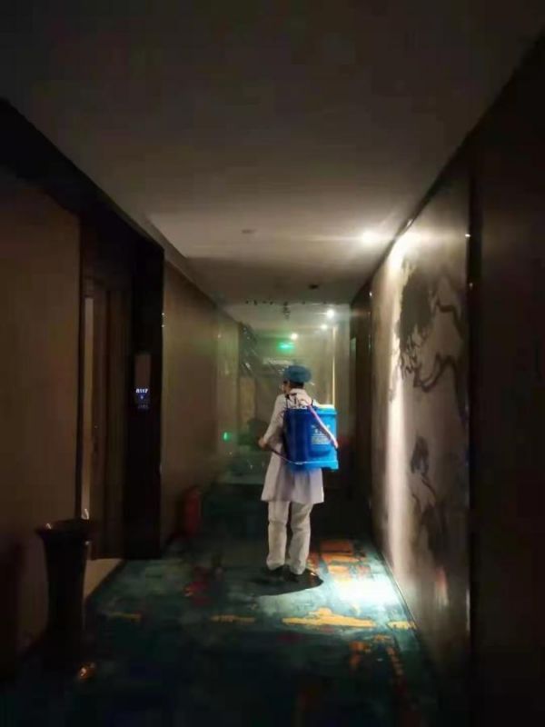 　　春节期间，何春月在隔离宾馆工作。（受访者供图）