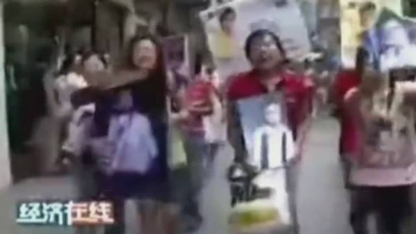 还有人记得周笔畅粉丝上街拉票吗？
