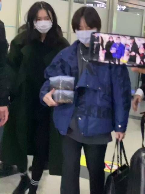 论明星在机场收到什么礼物最尴尬！
