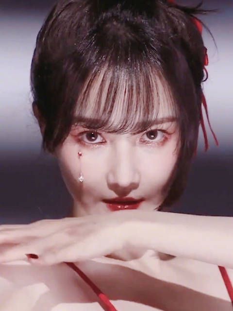 被@陈小纭 今天的吊带红裙美翻了，姐姐不考虑副业当爱豆吗……