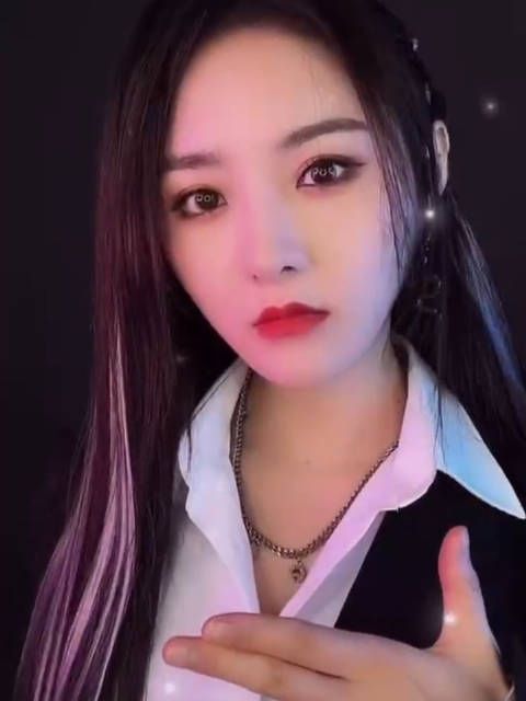 是稚嫩无辜的邻家学姐❓No No‼️是美貌全开的特工杀手……