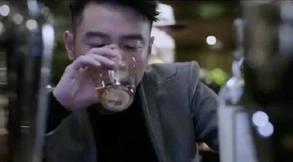 《急诊科医生》第47集:小伙酒吧喝的醉醺醺……