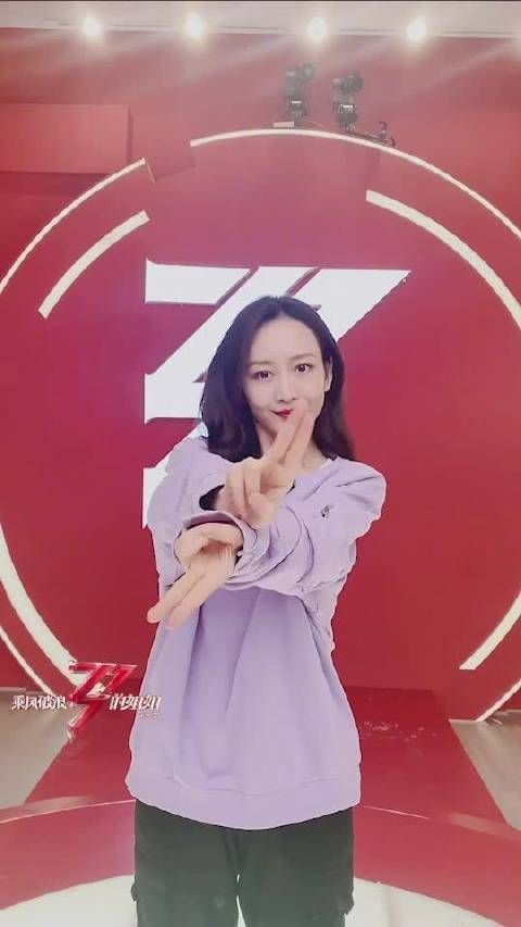 嘟嘴自拍可可爱爱，舞台上又A又飒……