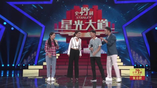 她为了这个家付出了很多，舞台上她等来了期待已久的‘老婆……