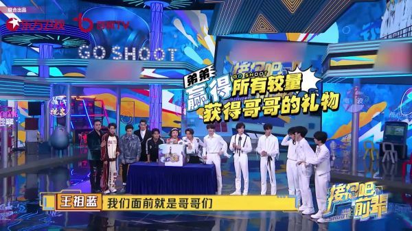 贴心的哥哥们为少年送上了亲自准备的礼物……