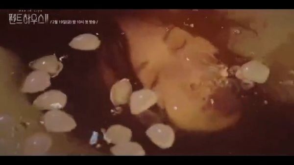 蝴蝶纹身的女人是秀莲嘛？
