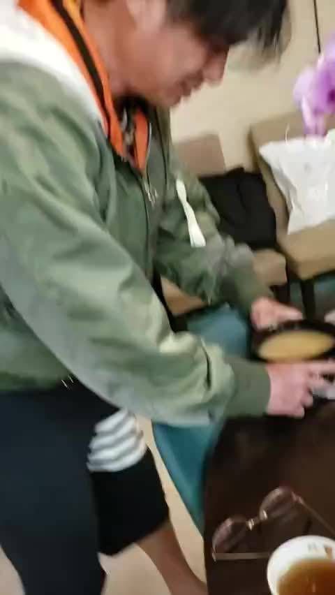 费曼拍吴镇宇看春晚的样子，这个特效笑死人，费曼果然是鬼畜天才