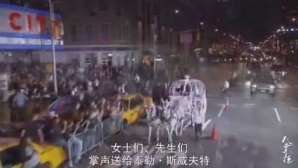 当年19岁的霉霉出道不久就获得音乐视频大奖……