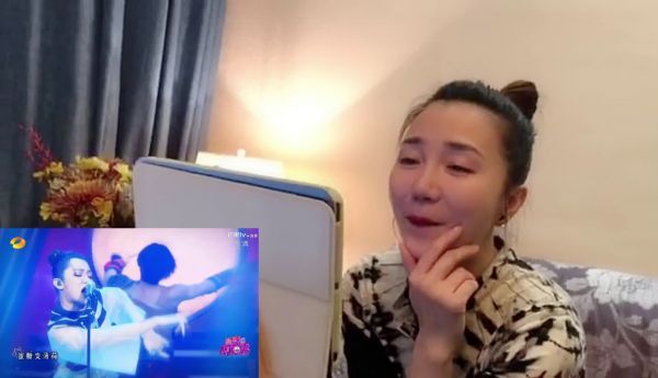 阿朵看完,几度强调让我消化一下,然后边说边模仿:我唱歌时嘴不是这样(嘟嘴)的吧!