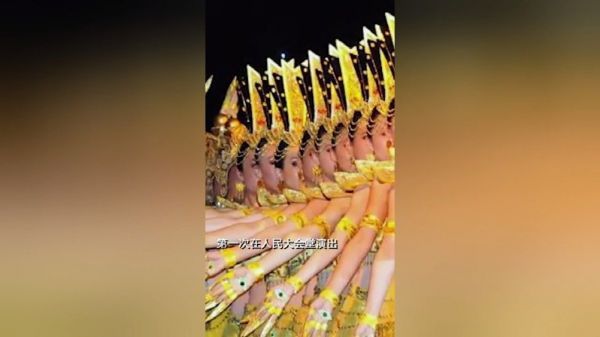 一开始,观众并不知道的身后有多少人……