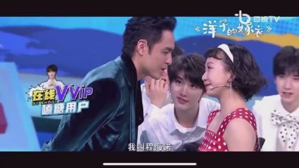 近距离、眼神有光、嘴角上扬……