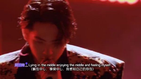 周震南无面具版开场秀来啦！ 深V酒红衬衫狂拽酷炫！