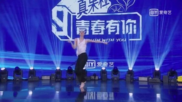 表演了个人风格极强的拉丁solo……