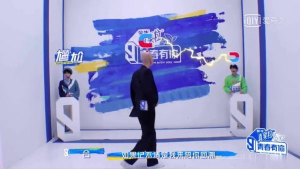 李俊濠小小一只站在墙角已经够无助了……