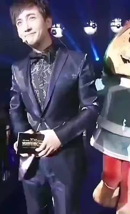 五年前主持微博电影之夜的沈腾,有被帅到