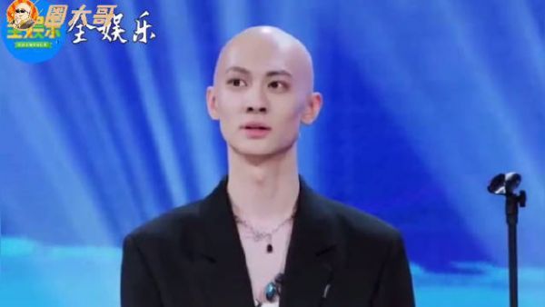 哈哈哈哈哈哈哈lisa这是被唐森的小光头给油到了吧……