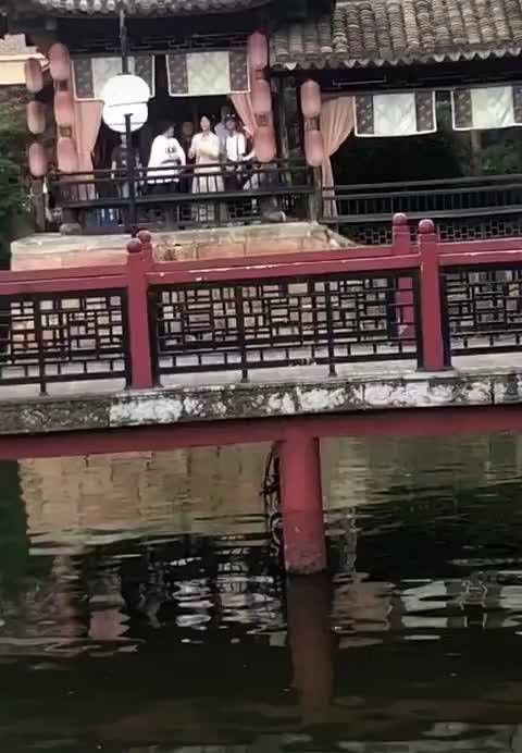 锦觅和小鱼仙倌在片场偶遇……