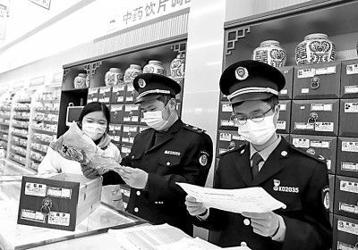 江西省新余市渝水区市场监管局执法人员对药店进行中药饮片专项检查。廖海金摄/光明图片